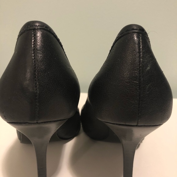 Tory Burch Black Leather Pointed Toe Pump 9 - Picture 5 of 8